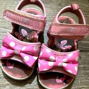 Minnie pink toddler girl size 6 Velcro shoes with bows and light up